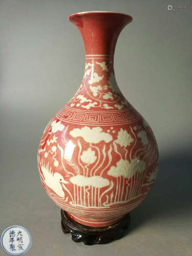 A RED GLAZED LOVE BIRDS PATTERN VASE