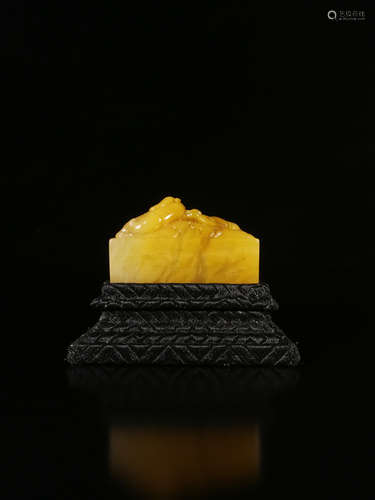 17-19TH CENRUTY, A DRAGON DESIGN FIELD YELLOW STONE SEAL, QING DYNASTY