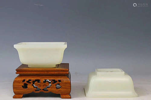 17-19TH CENTURY, A PAIR OF HETIAN JADE BOWLS, QING DYNASTY