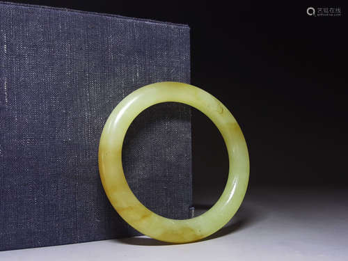 A HETIAN JADE ROUND BAR BRACELET