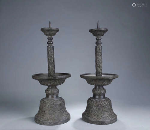 17-19TH CENTURY, A PAIR OF DRAGON PATTERN COPPER CANDLEHOLDERS,QING DYNASTY