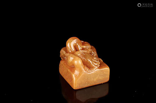 AN OLD BUDDHA DESIGN FIELD YELLOW STONE SEAL