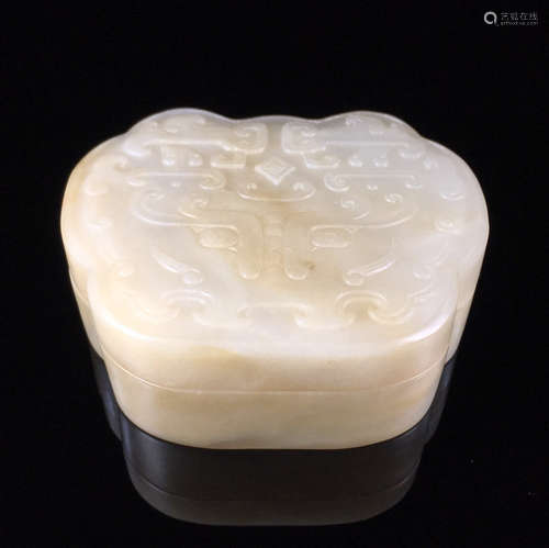 A FLORAL PATTERN HETIAN JADE POWDER BOX