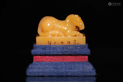 AN ANIMAL DESIGN FIELD YELLOW STONE SEAL