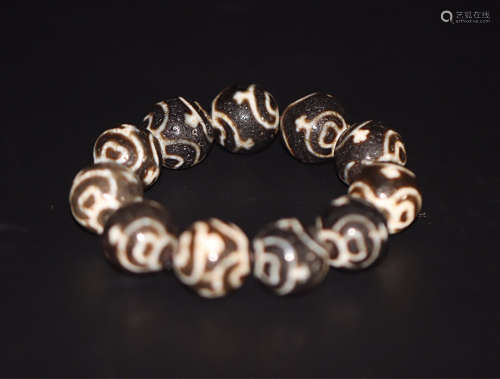 AN OLD DZI BEAD BRACELET