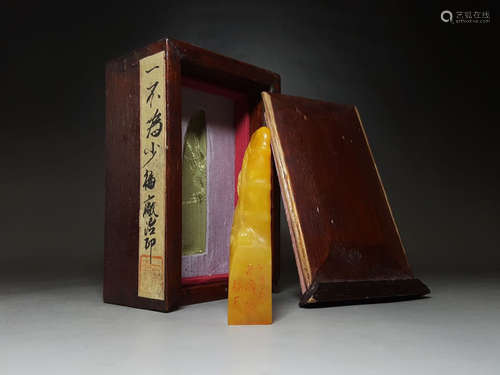 A BAMBOO DESIGN FIELD YELLOW STONE SEAL