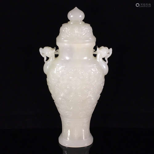 A FLORAL PATTERN HETIAN JADE BOTTLE