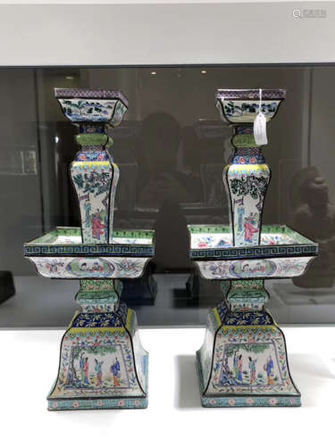 18-19TH CENTURY, A PAIR OF STORY DESIGN ENAMEL CANDLESTICK, LATE QING DYNASTY