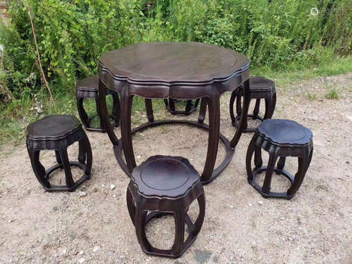 A SET OF ROSEWOOD FURNITURE