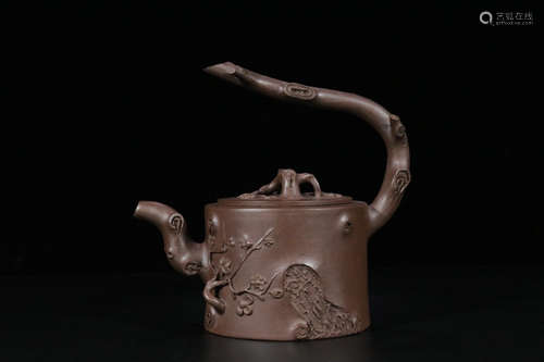 A FLORAL DESIGN TEAPOT