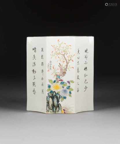 ACHTPASSIGER PINSELBECHER China, 20. Jh. Porzellan, polychrome Aufglasurbemalung. H. 16,6 cm.