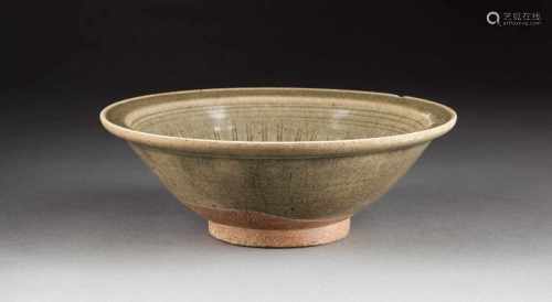 SELADON-SCHALE Südostasien, wohl 15./16. Jh. Keramik, feinmaschige Seladonglasur. H. ca. 8 cm, D.