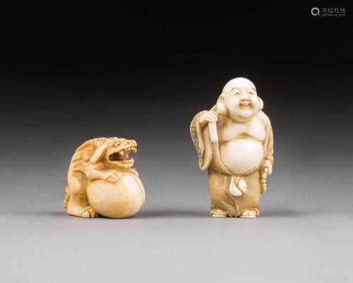ZWEI NETSUKE: BUDDHA UND FO-LÖWE Japan, um 1900 Elfenbein, geschnitzt. H. ca. 3 cm-5 cm. Buhha-Figur