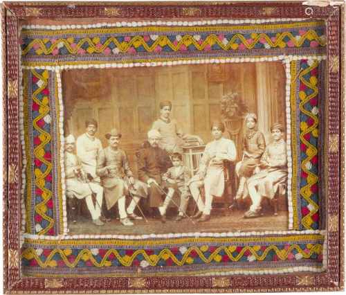 ZWEI INDISCHE FOTOGRAFIEN VON ARISTOKRATEN Indien, um 1900 Fotografie. Ges.-Maße: 29,6 cm x 25 cm