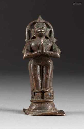 HANUMAN Indien, 18./19. Jh. Bronze, braun patiniert. H. 10,5 cm. Ganzfigurige Darstellung der