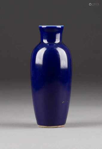 KLEINE KÖNIGSBLAUE VASE China, 19./20. Jh. Porzellan. H. 17,1 cm. Min. Gebrauchsspuren.