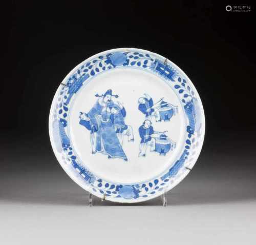 TELLER MIT FIGÜRLCHER DARSTELLUNG China, 18. Jh. Porzellan, unterglasurblaue Bemalung. D. ca. 20 cm.