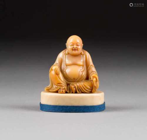 LUOHAN-DARSTELLUNG China, späte Qing-Dynastie Shoushan-Stein, geschnitzt, Holz. H. 6 cm (Figur), 1,6