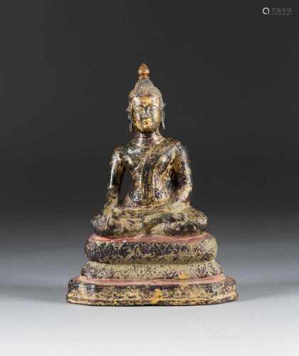 SITZENDER SHAKYAMUNI Thailand, wohl 19. Jh. Bronze, part. vergoldet, part. farbig gefasst. H. 25,4