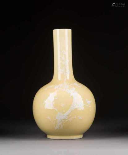 FEINE VASE MIT PFIRSICHBLÜTEN China, 20. Jh. Porzellan. H. 43,5 cm. Im Boden Vierzeichenmarke '