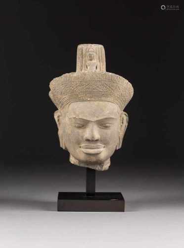 KOPF DES VISHNU Khmer, um 1900 Sandstein. H. ca. 22 cm, Ges.-H. 27,7 cm. Min. besch., Risse.