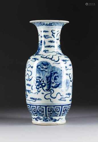 VASE MIT FO-LÖWEN China, 19. Jh. Porzellan, unterglasurblaue Malerei. H. 45,4 cm. Sieben