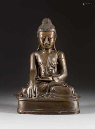 SITZENDER BUDDHA Burma, um 1900 Bronze, dunkel patiniert. H. ca. 31 cm. Min. best., ber., rest.