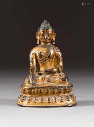 KLEINER BUDDHA SHAKYAMUNI Tibet, 17./18. Jh. Bronze, braun patiniert, vergoldet. H. 10,6 cm. Part.