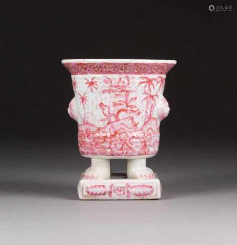 GEFUßTER BECHER China, Anfang 20. Jh. Porzellan, Aufglasurbemalung. H. 14,2 cm, D. 11,7 cm. Im Boden