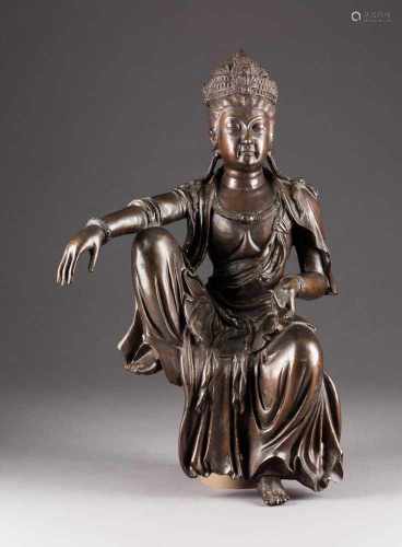 SITZENDER GUANYIN Wohl China, 20. Jh. Bronze, braun patiniert. H. 60,5 cm. Korrosionsspuren,