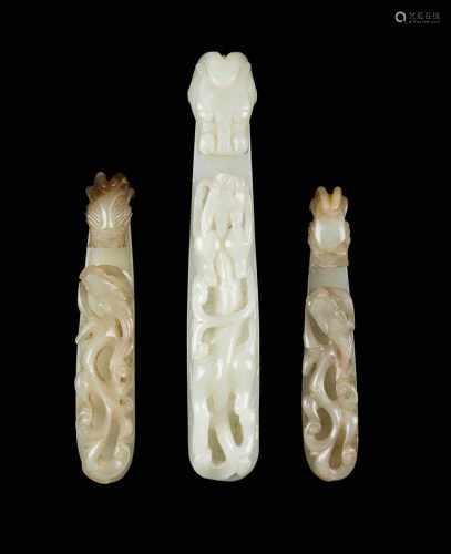 DREI GÜRTELSCHLIEßE MIT DRACHENDEKOR China, Qing-Dynastie Jade. L. 8,6 cm-12,8 cm. Altersgemäße