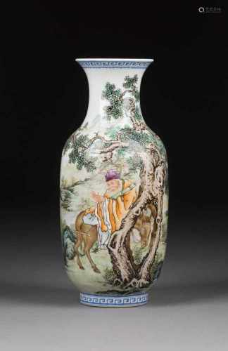 KLEINE VASE MIT SHOULAO-DARSTELLUNG China, 20. Jh. Porzellan, polychrome Aufglasurbemalung. H. 21,