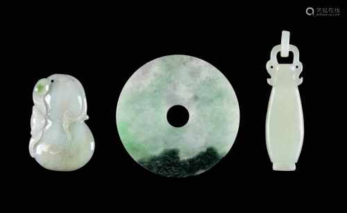 DREI ANHÄNGER China, 20. Jh. Jade. H. 4,3 cm-5,5 cm. Gebrauchsspuren.