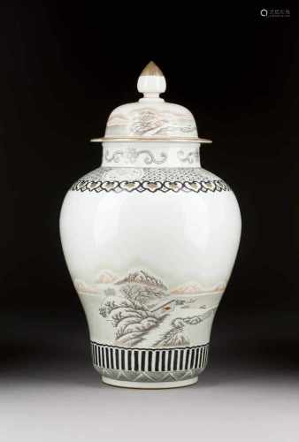 DECKELVASE MIT BERGLANDSCHAFT IM SCHNEE China, 20. Jh. Porzellan, Aufglasurdekor. H. 46,5 cm.