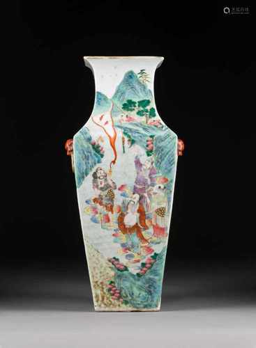 SELTENE ECKIGE VASE MIT UNSTERBLICHEN China, um 1900 oder früher Porzellan, polychrome