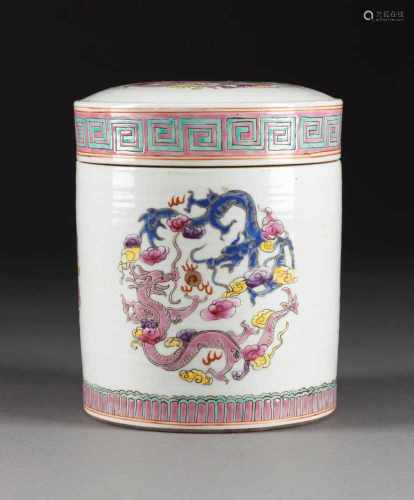 DECKELDOSE MIT DRACHENDEKOR China, um 1900 Porzellan, polychrome Aufglasurbemalung. H. 16,9 cm. Im