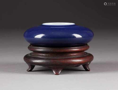 BLAUER PINSELWASCHER China, um 1900 Porzellan. H. 3,5 cm, D. ca. 9 cm. Im Boden Sechs-Zeichen-
