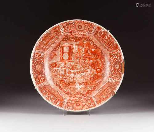 GROßE IMARI-SCHALE MIT SPIELENDEN KNABEN Japan, 19. Jh. Porzellan, craquelierte Glasur. D. 40 cm.