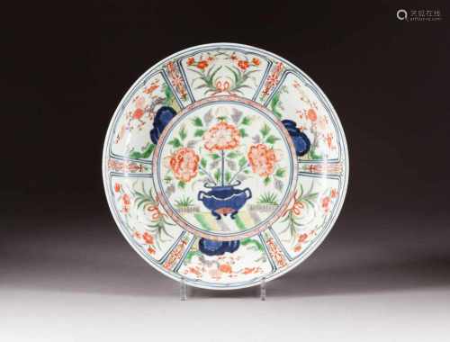 SCHALE MIT GARTENSZENE China, 18./19. Jh. Porzellan, polychrome Aufglasurbemalung,