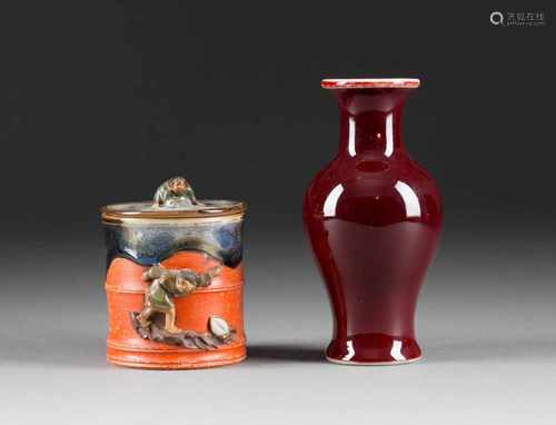 VASE UND DECKELDOSE China und Japan, 20. Jh. Porzellan/Keramik, Ochsenblutglasur, polychrome