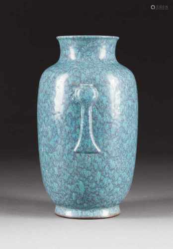 VASE MIT ROBIN'S EGG-GLASUR China, um 1900 Porzellan. H. 23,5 cm. Im Boden Sechs-Zeichen-Marke 'Da-