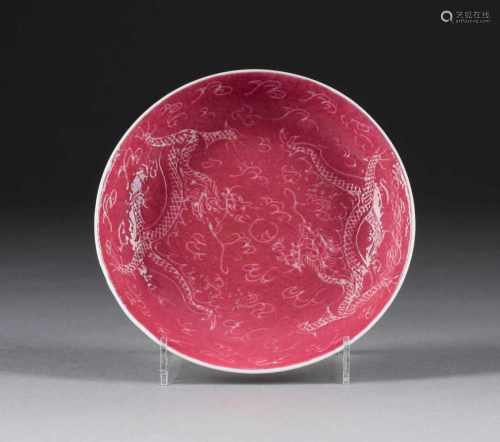 KLEINE SCHALE MIT DRACHENDEKOR China, 20. Jh. Porzellan, polychrome Aufglasurbemalung. D. 14,2 cm.