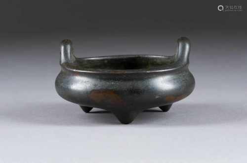 WEIHRAUCHBRENNER China, Qing-Dynastie Bronze, braun patiniert. H. 6,7 cm, D. ca. 11 cm, Gew. ca.