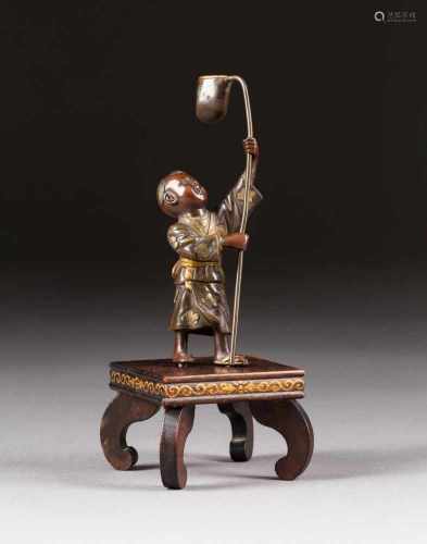 DARSTLLUNG EINES KNABEN Japan, um 1900 Bronze, braun patiniert. Ges.-H. 14,5 cm, H. ca. 10,6 cm (