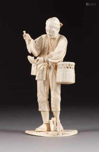 DARSTELLUNG EINES FISCHERS Japan, um 1900 Elfenbein. H. 26,7 cm. Im Boden gemarkt 'Sei katana'. Kopf