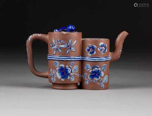 YIXIN-KANNE MIT SCHRIFTZEICHEN 'XI' China, wohl 19. Jh. Braune Keramik, Blaumalerei. H. 11,2 cm.