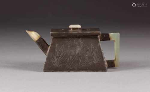ZISHA-KANNE MIT ZINN-MONTIERUNG UND GRAVUR China, 19. Jh. Keramik und Zinn. H, 7,3 cm, L. 14,7 cm.