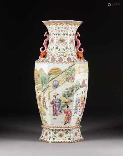 SECHSPASSIGE BODENVASE China, um 1900 Porzellan, polychrome Aufglasurbemalung. H. 60,5 cm. Feine