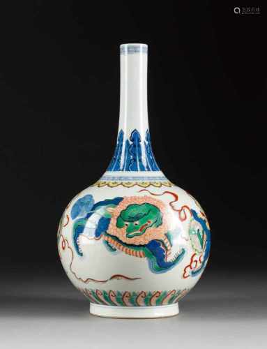 VASE MIT DEKOR VON FO-LÖWEN China, 20. Jh. Porzellan, polychrome Aufglasurbemalung, unterglasurblaue