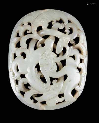 JADESTEIN MIT DRACHENDEKOR China, Qing-Dynastie Jade, geschnitzt. Ca. 4,5 cm-5,7 cm. Part. best.,